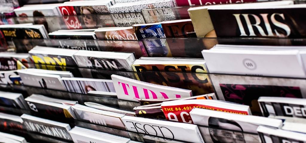 Des rayonnages de magazines