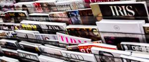 Des rayonnages de magazines
