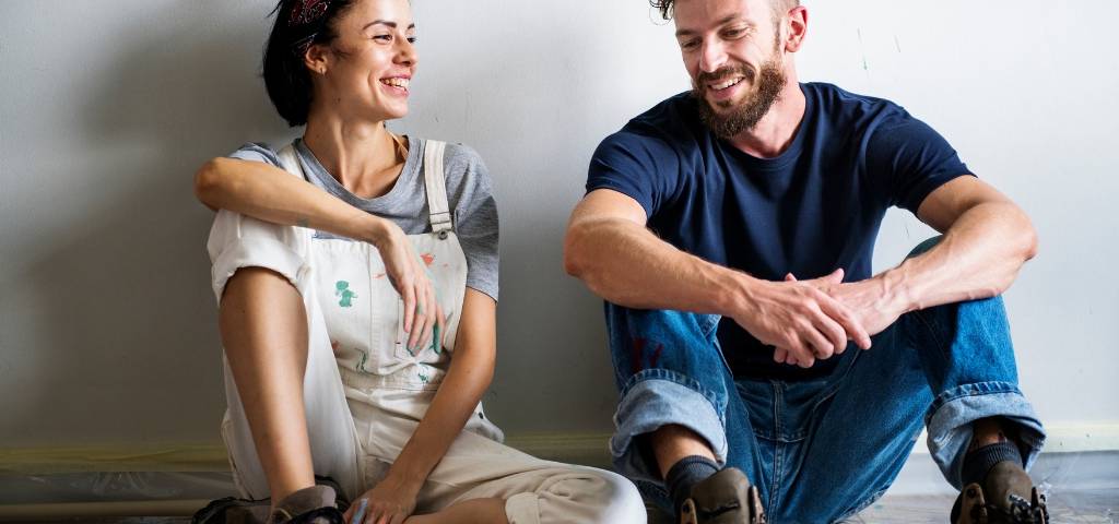 Leroy Merlin à l'écoute des makers Un homme et une femme assis par terre