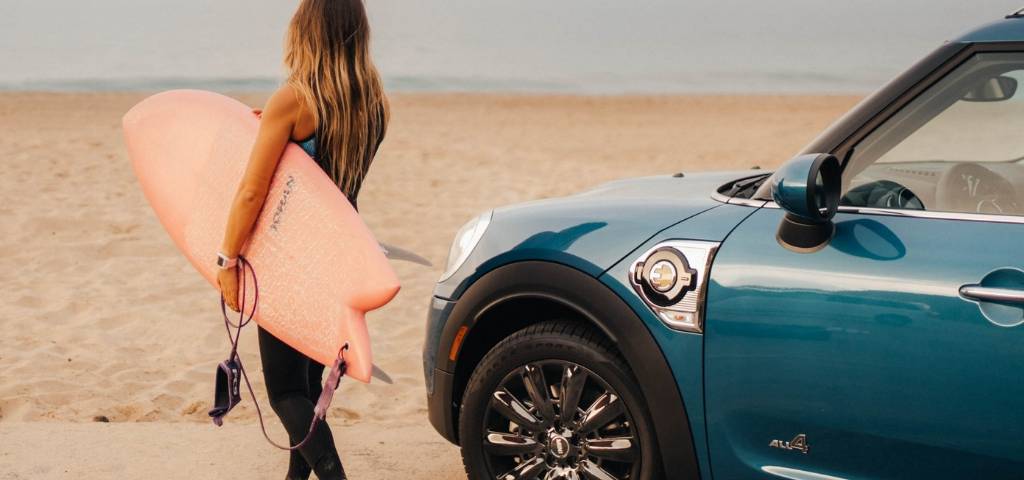 Une surfeuse à la plage