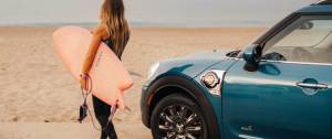 Une surfeuse à la plage