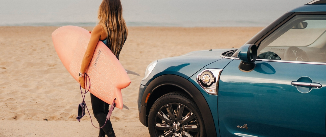 La nouvelle campagne MINI Hybrid Une surfeuse à la plage