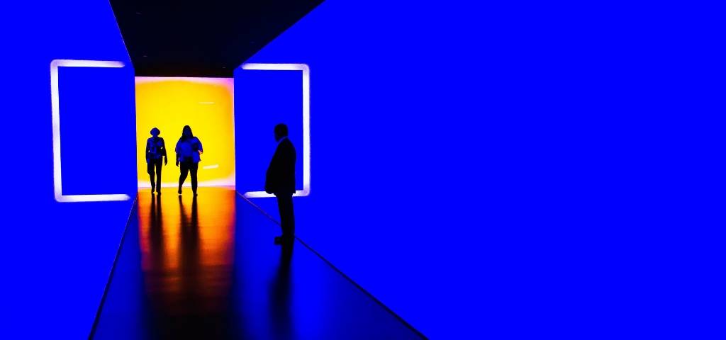 Des gens dans une exposition