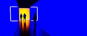 Des gens dans une exposition
