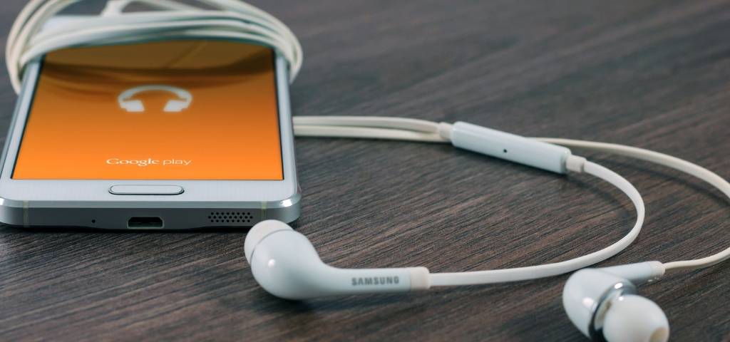 Un Smartphone avec des écouteurs
