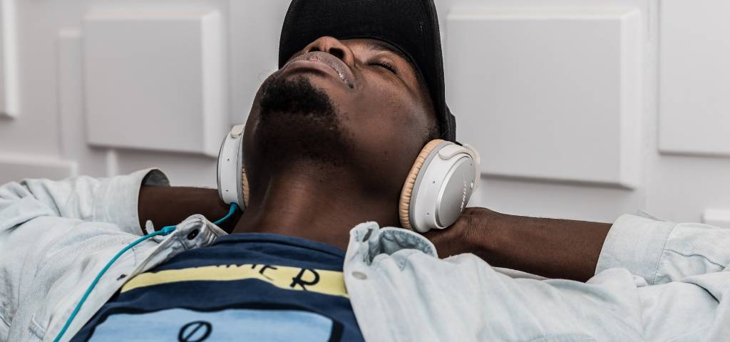 Un homme qui écoute de la musique avec un casque