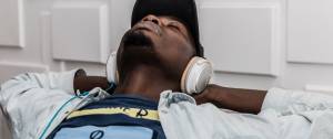 Un homme qui écoute de la musique avec un casque