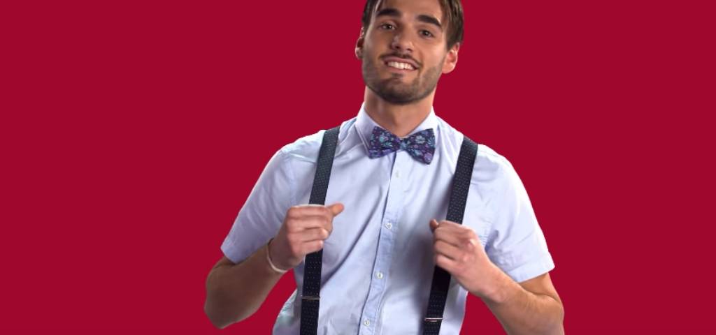 Un homme avec des bretelles et un noeud papillon