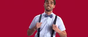 Un homme avec des bretelles et un noeud papillon