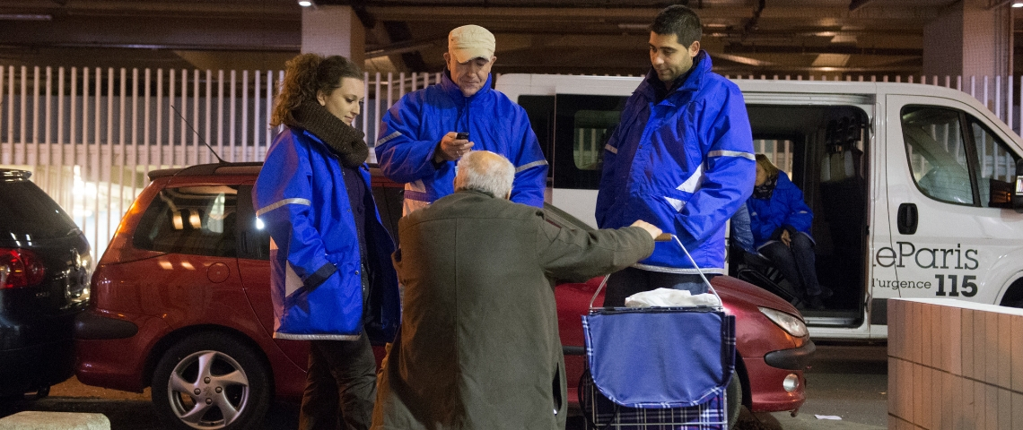 Le Samu Social de Paris et eve Sleep offrent des lits aux plus démunis Des bénévoles du Samu Social en mission