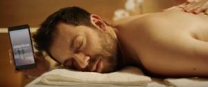 Un homme qui se fait masser