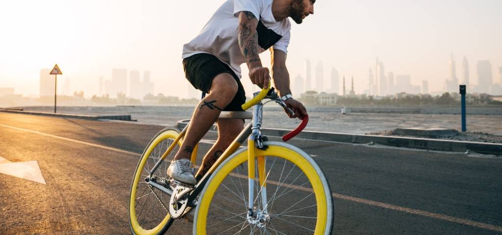 Un homme qui fait du vélo