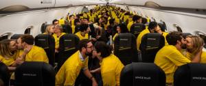 Passager d'un vol Vueling qui s'embrassent