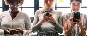 des femmes avec des smartphones