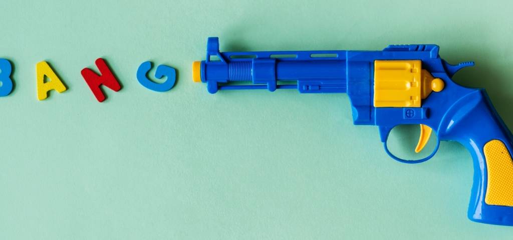 Un pistolet en plastique avec des lettres BANG