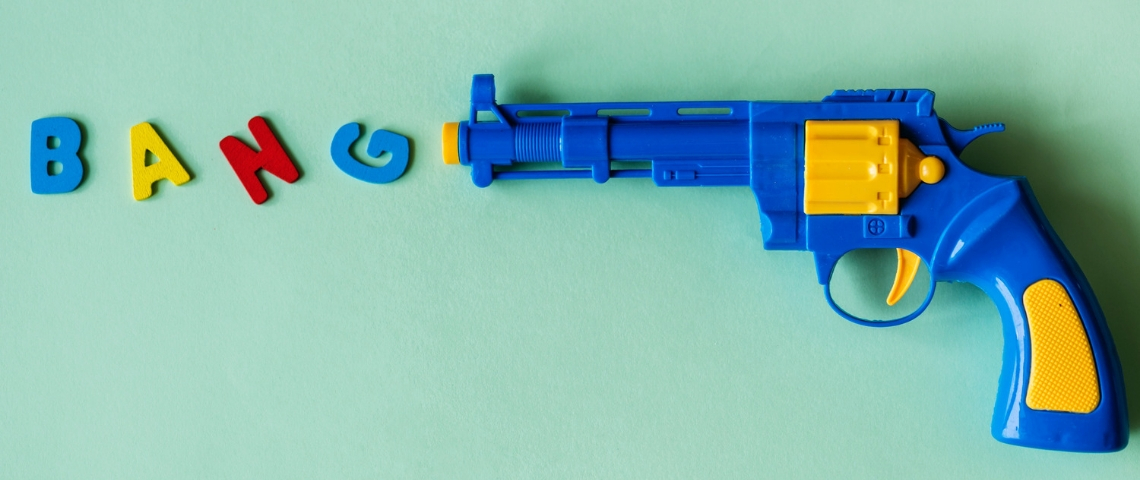 Apple punit Facebook Un pistolet en plastique avec des lettres BANG