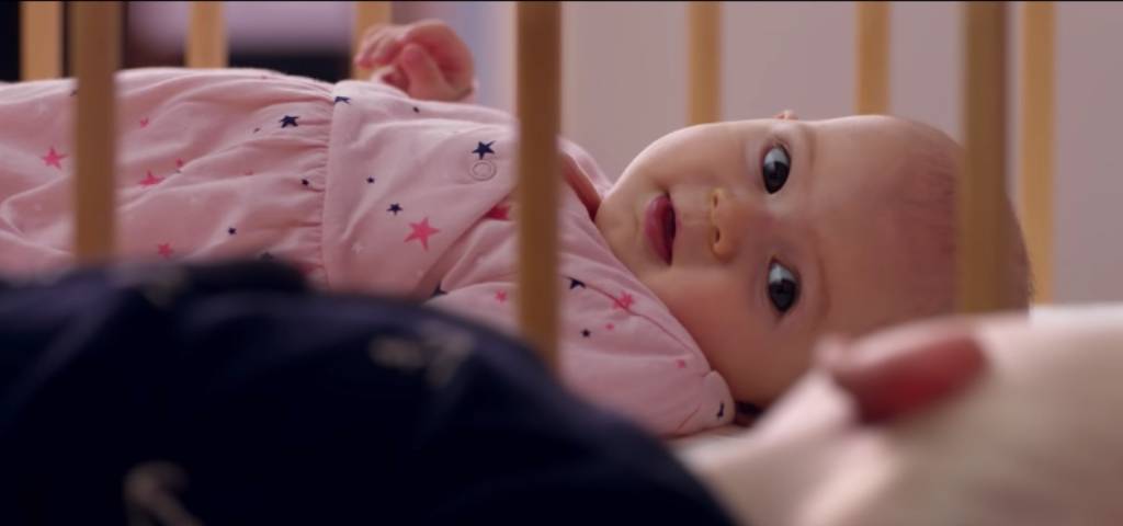 Un bébé dans son lit