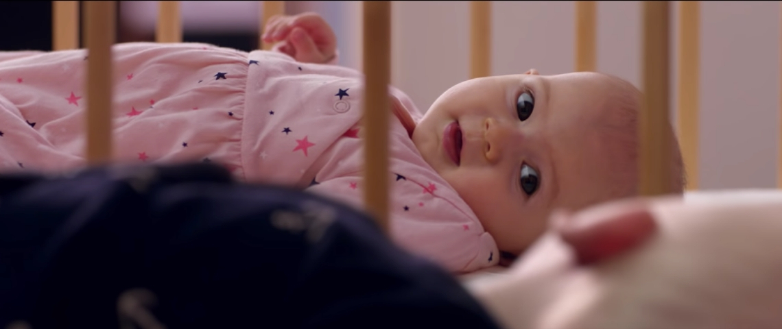 La dernière publicité du crédit Agricole Un bébé dans son lit