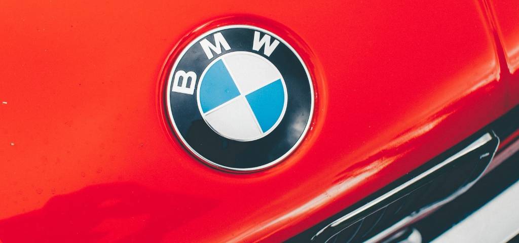 Logo BMW sur une voiture rouge
