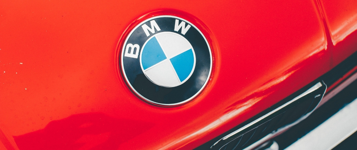 Magic Garden remporte trois budgets BMW Logo BMW sur une voiture rouge