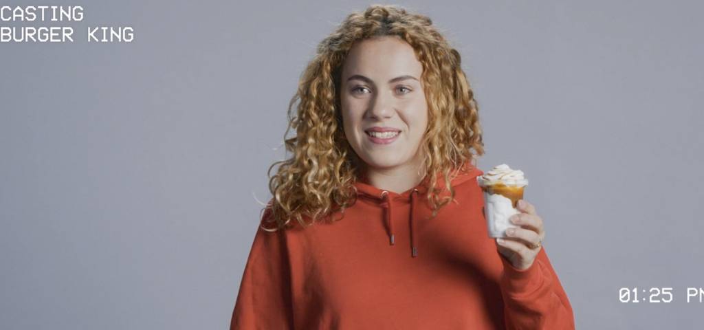 Une femme avec une glace Burger King