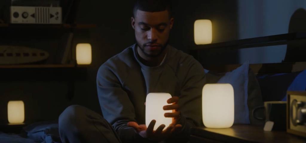 Un homme avec des lampes allumées