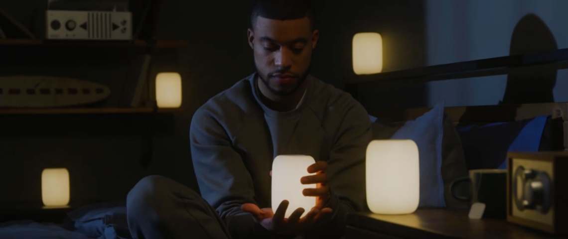 Capser se lance dans les lampes connectées Un homme avec des lampes allumées