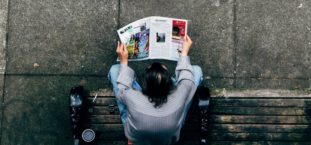 Un homme qui lit un magazine papier