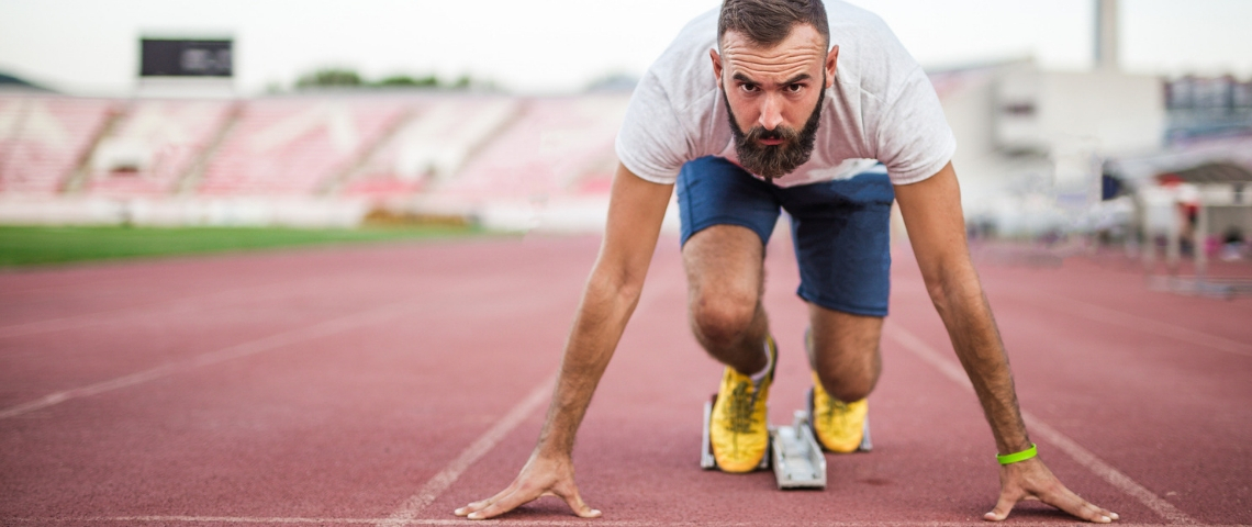Trois conseils pour se lancer sur Amazon Un homme au départ d'une course sur une piste d'athlétisme