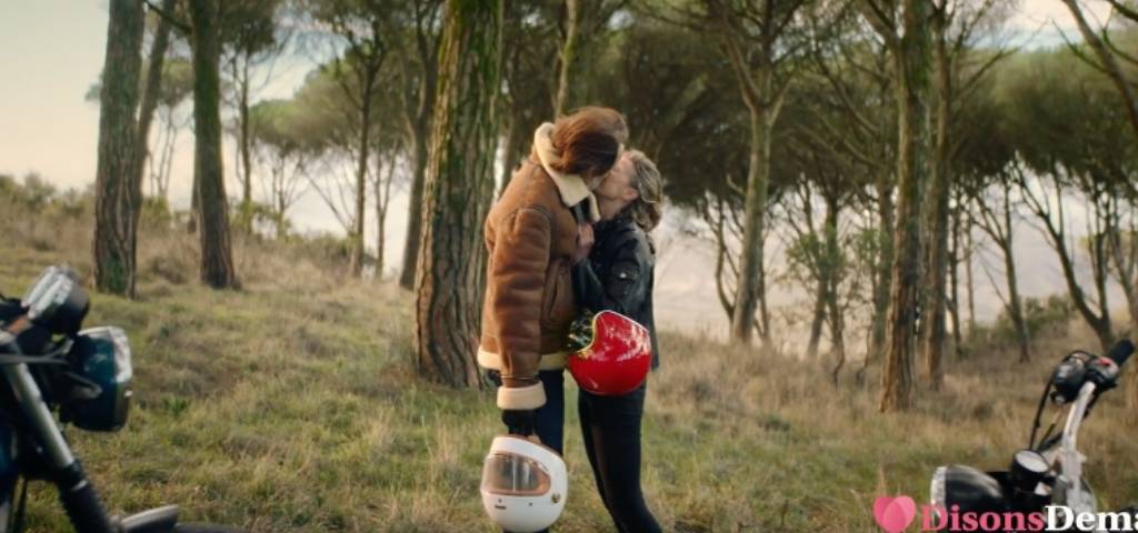 Un homme et une femme qui s'embrassent