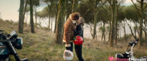 Un homme et une femme qui s'embrassent