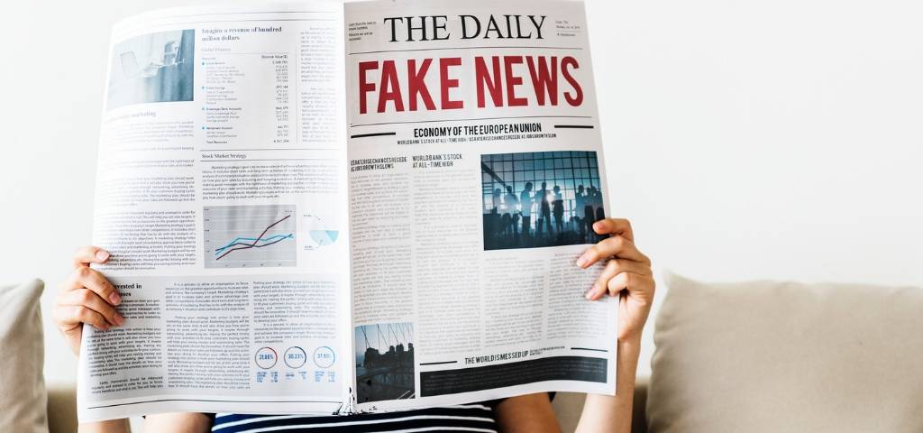 Journal papier avec écrit fake news