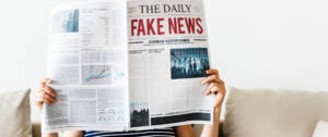 Journal papier avec écrit fake news