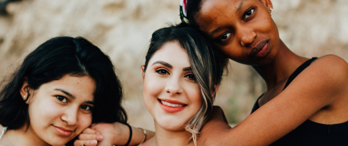 Pinterest lance une fonction de recherche selon la couleur de la peau Trois femmes