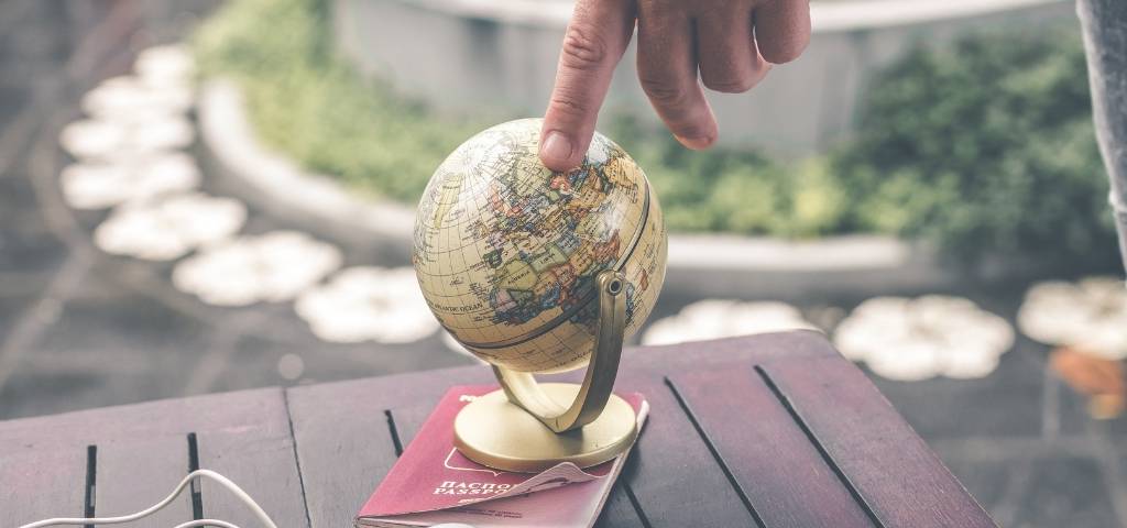 Un petit globe avec un doigt