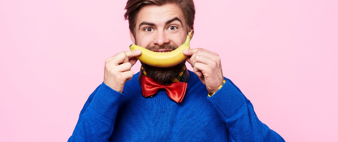 Case study : faire une vidéo virale sur un sujet corporate Un homme avec un pull bleu et une banane