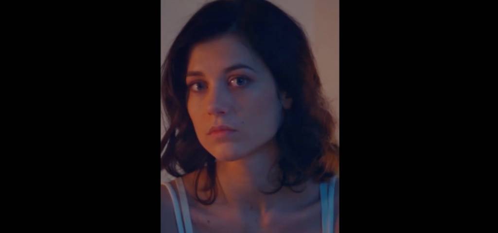 Le portrait d'une femme brune