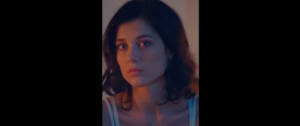 Le portrait d'une femme brune