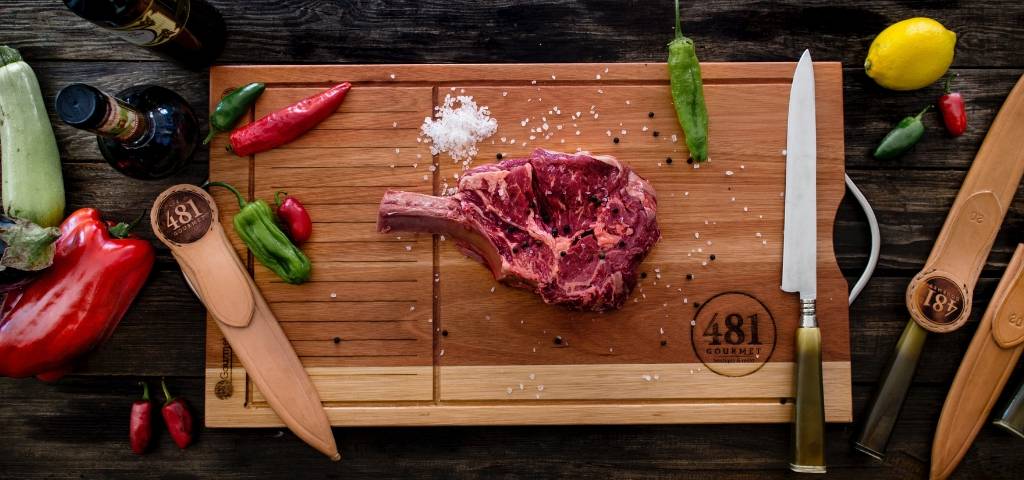 Une planche à découper avec un steak dessus