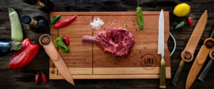 Une planche à découper avec un steak dessus