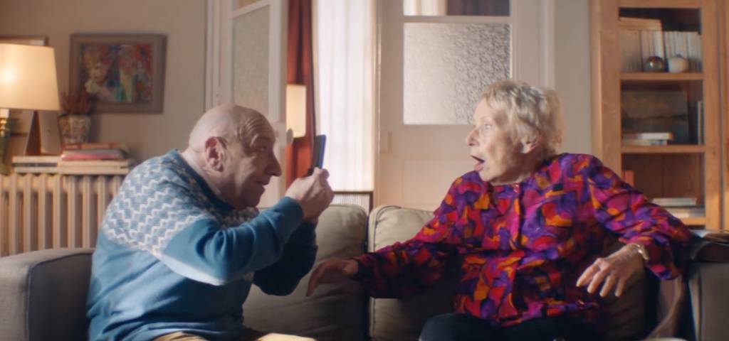Une couple de personnes âgées