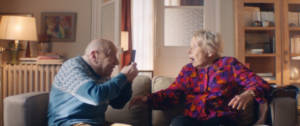 Une couple de personnes âgées