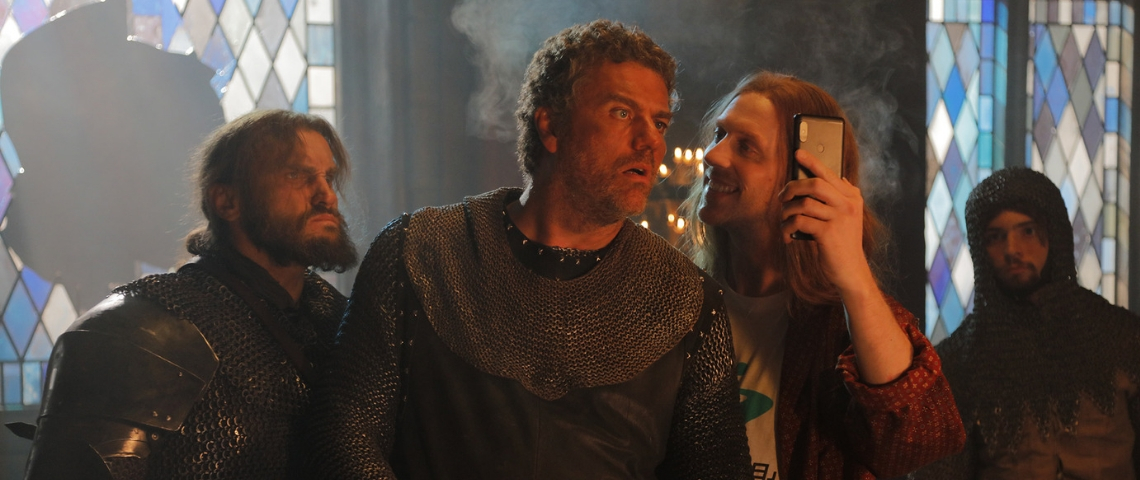 La nouvelle publicité Just Eat par Buzzman Un homme avec un téléphone portable et des hommes en cote de maille