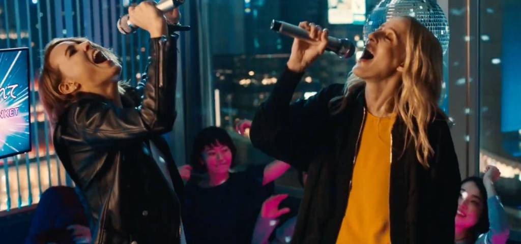 deux femmes qui font un karaoke
