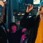 deux femmes qui font un karaoke
