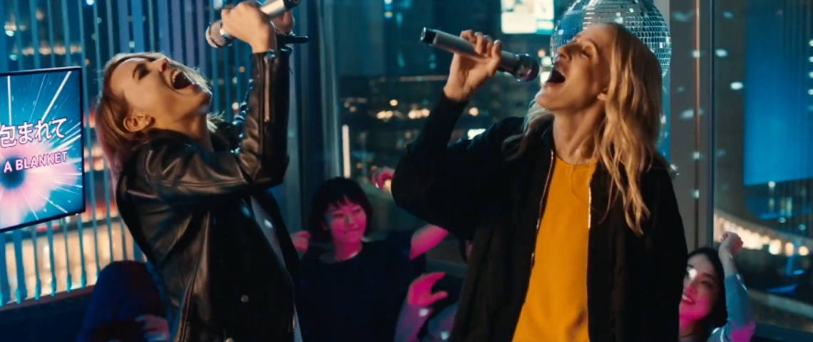 Kayak présente sa nouvelle publicité deux femmes qui font un karaoke