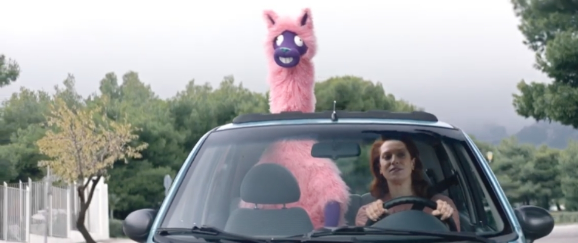 Nouvelle campagne La Poste Une femme au volant d'une voiture avec un lama rose