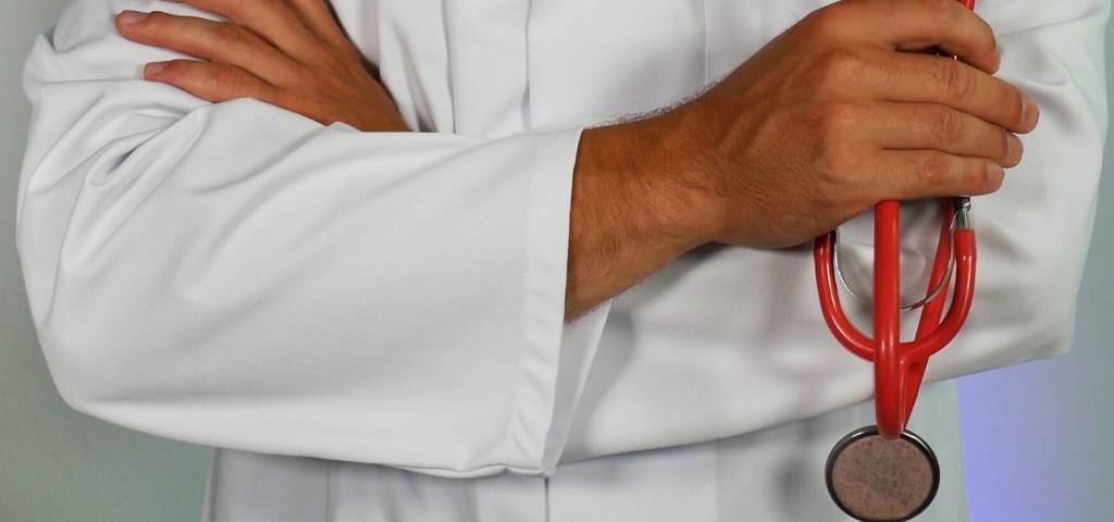 Un homme avec une blouse et un stéthoscope