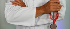 Un homme avec une blouse et un stéthoscope