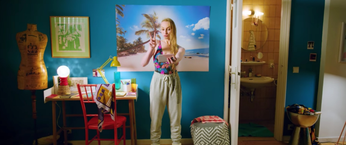 Meetic présente sa campagne Start Something Real Une femme qui fait semblant d'être à la plage